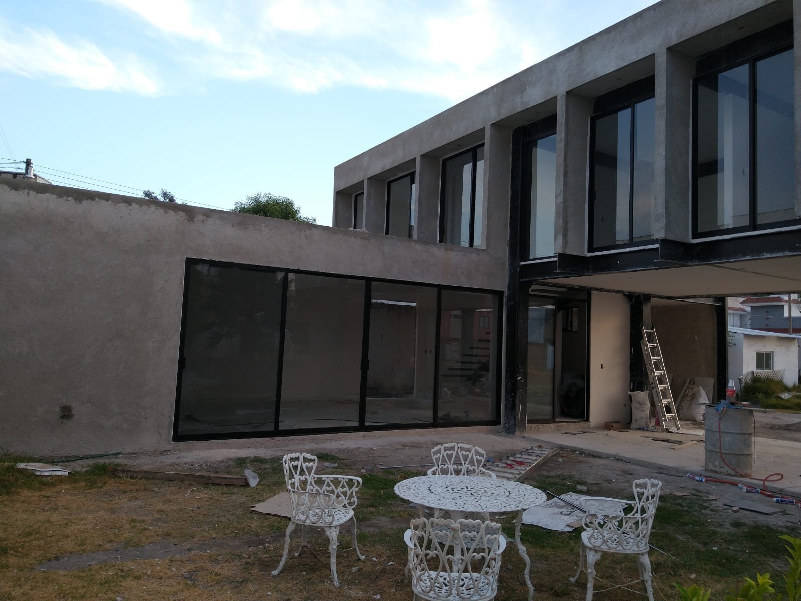 Residencia con ventanería de aluminio y cristal